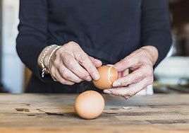 Pela los huevos cocidos en segundos: el truco para quitar la cáscara fácilmente.