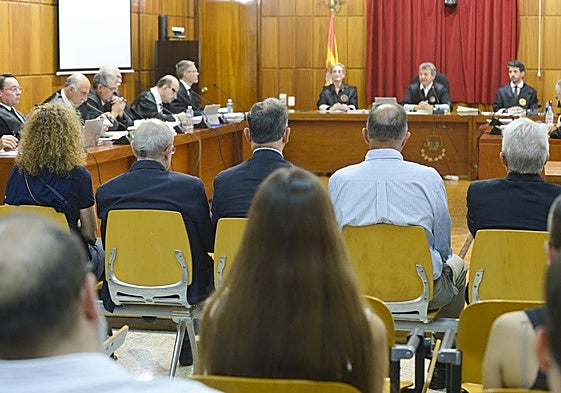 Los acusados, durante el juicio de Novo Carthago.