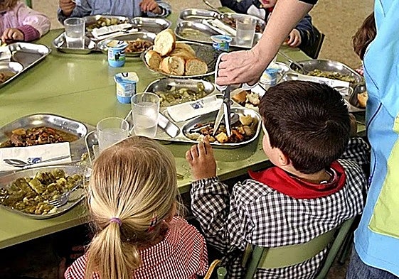 Niños en un comedor.