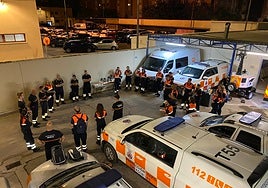 Miembros de Protección Civil en Murcia se preparan para el dispositivo especial de la Romería de la Fuensanta en una imagen de archivo.