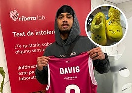Jordan Davis, ayer en la clínica de Ribera Salud de Cartagena. Las zapatillas donadas.