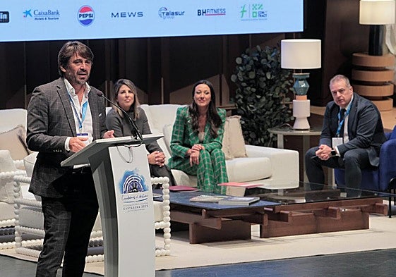 El presidente de la Confederación de Hoteleros, Jorge Marichal, durante su intervención ante la alcaldesa y la consejera.