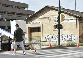 Un hombre cruza la avenida de la Industria, ayer, cerca de un semáforo con cabina para un radar.
