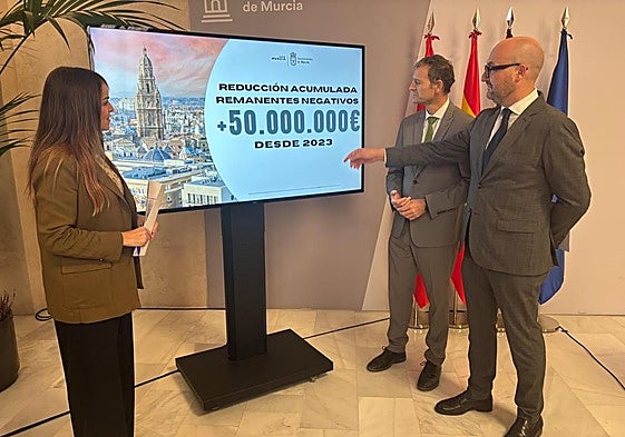 El edil Muñoz (dcha) explica el estado de las cuentas junto a los concejales Rebeca Pérez y Marco Antonio Fernández.