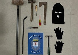 Efectos incautados a los sospechosos.