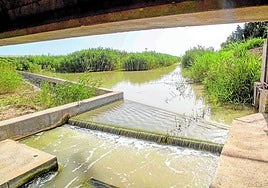 Caudal de la rambla de El Albujón desembocando en el Mar Menor.