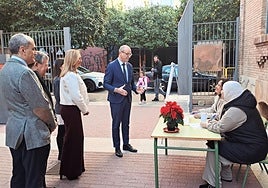 Visita del consejero de Educación y Formación Profesional, Víctor Marín, al colegio Andrés Baquero de Murcia, uno de los centros donde se celebran elecciones este viernes.