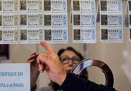 Décimos de lotería en la ventanilla de una administración en una imagen de archivo.