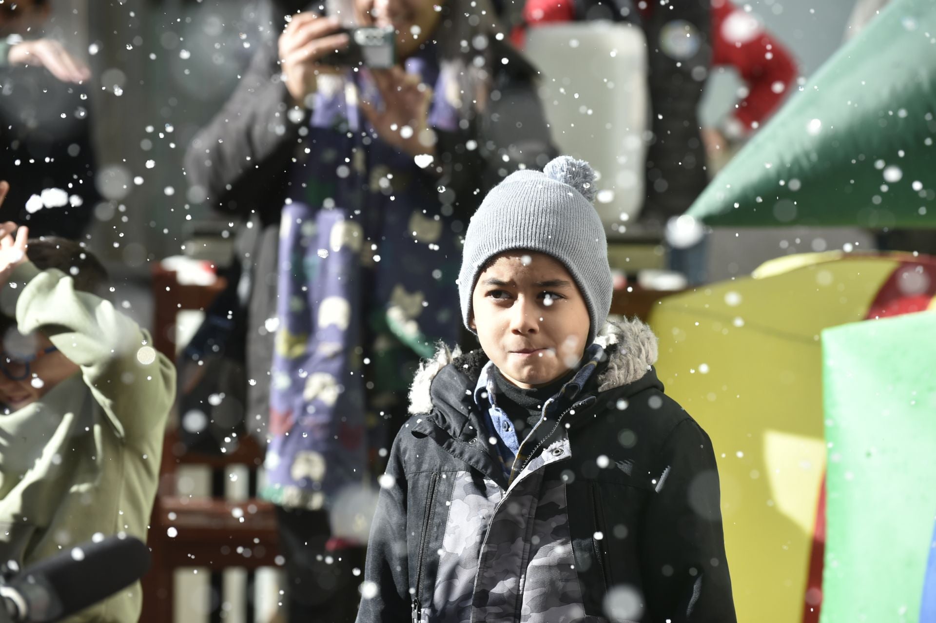 La nevada artificial en Murcia para cumplir el deseo de un niño de 7 años, en imágenes