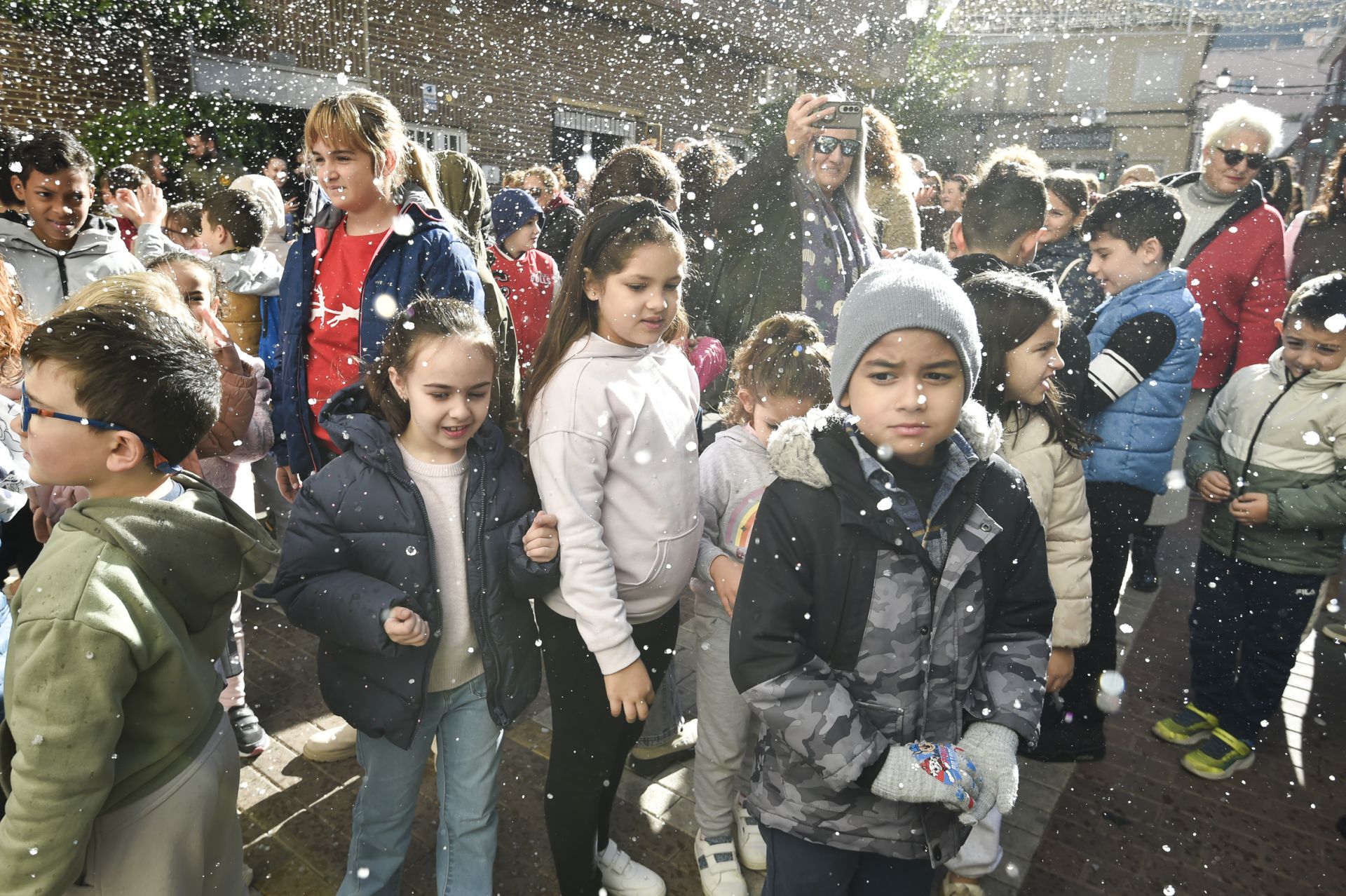 La nevada artificial en Murcia para cumplir el deseo de un niño de 7 años, en imágenes