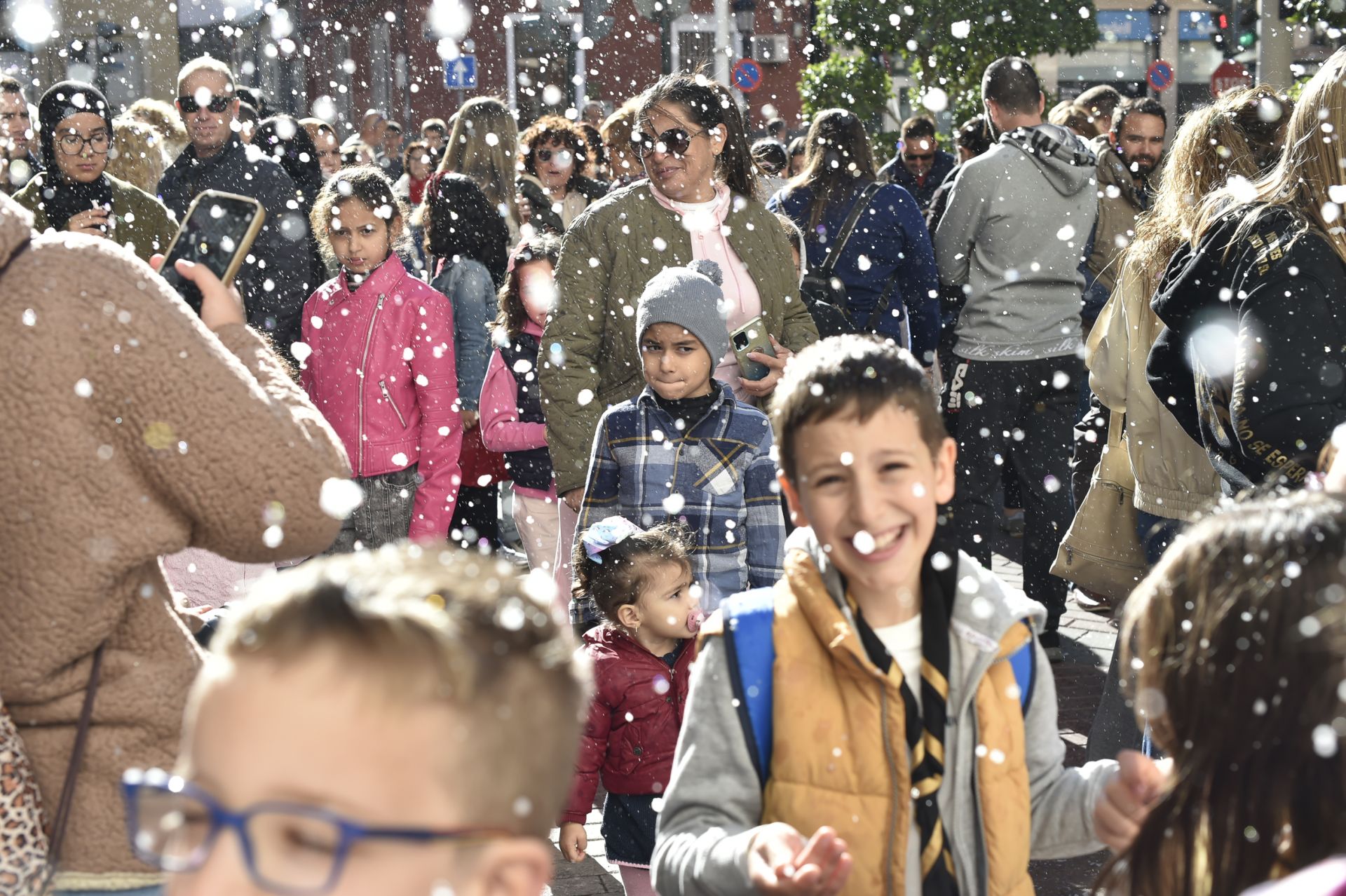 La nevada artificial en Murcia para cumplir el deseo de un niño de 7 años, en imágenes