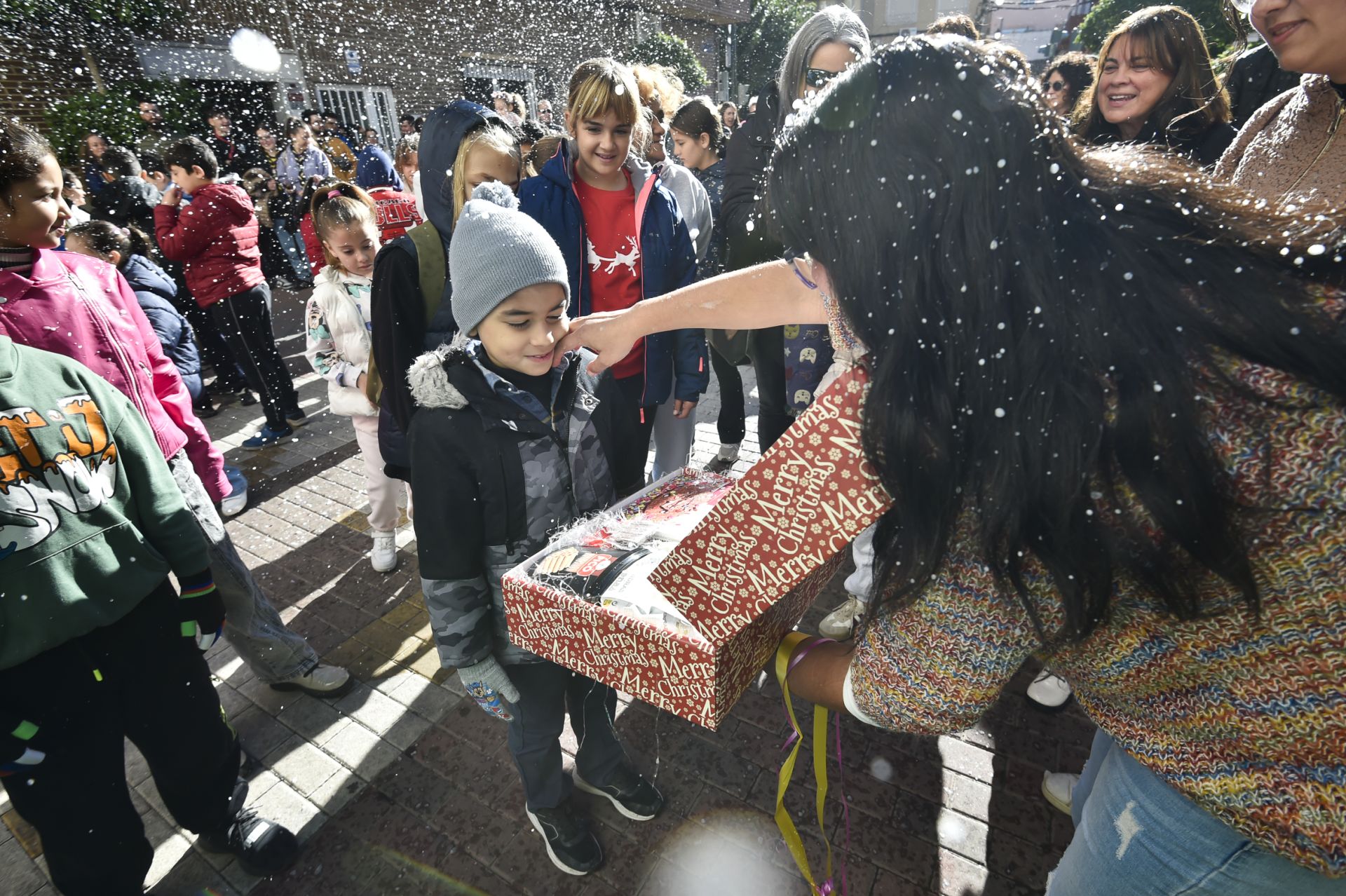 La nevada artificial en Murcia para cumplir el deseo de un niño de 7 años, en imágenes