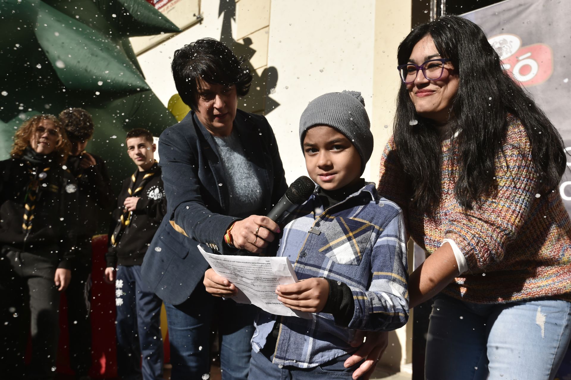 La nevada artificial en Murcia para cumplir el deseo de un niño de 7 años, en imágenes