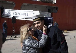 Despedida a la dotación del buque en el Arsenal.