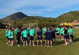Javi Rey, dentro del círculo, da indicaciones a sus jugadores en uno de los entrenamientos de esta semana.