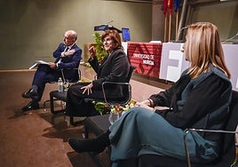 Maite Ballester durante su intervención en la Facultad de Economía, junto a Salvador Marín, el jueves.