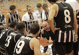 Félix Alonso corrige a los suyos contra Obradoiro.