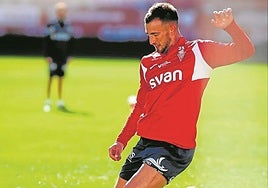 David Flakus, delantero del Real Murcia, golpea el balón en un entrenamiento.