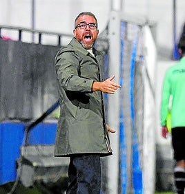 El técnico del Efesé, Javi Rey, en el partido contre el CE Europa del pasado domingo.