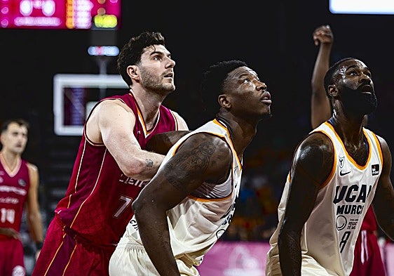 Cacok y Sant-Roos en una acción del partido de este sábado en Lleida.