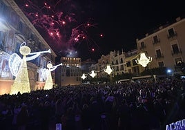 Asistentes a la plaza Belluga de Murcia para el encendido de las luces de Navidad de Murcia.