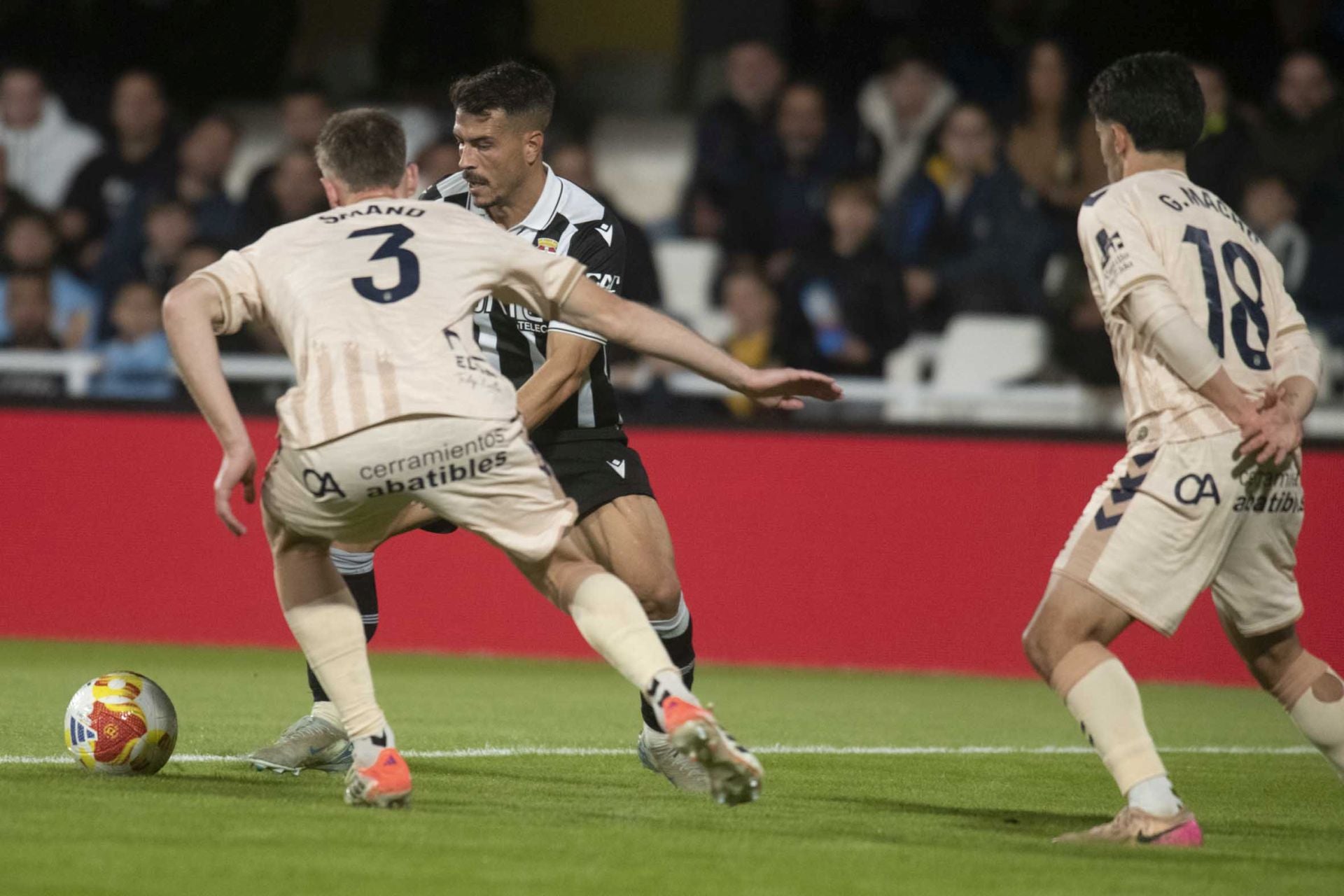 El FC Cartagena se queda con la miel en los labios, en imágenes