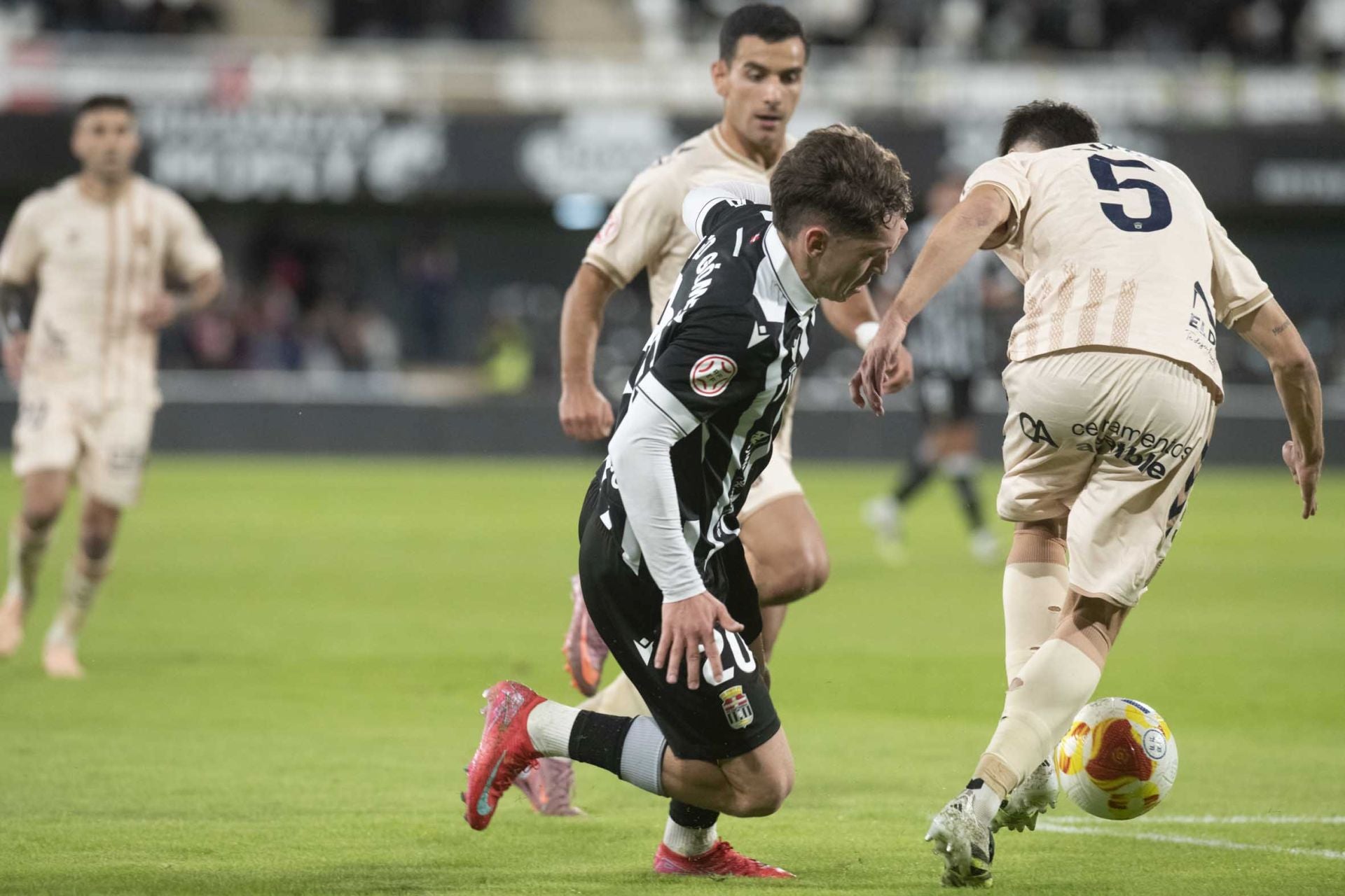 El FC Cartagena se queda con la miel en los labios, en imágenes