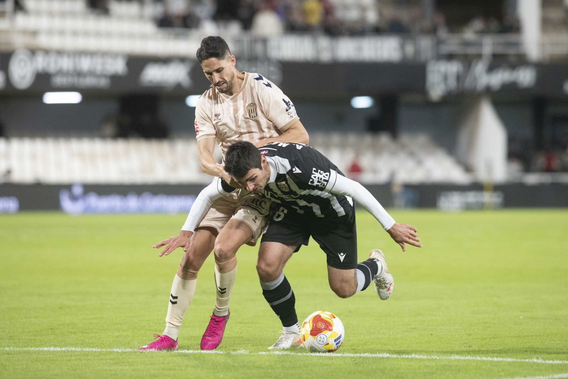 El FC Cartagena se queda con la miel en los labios, en imágenes