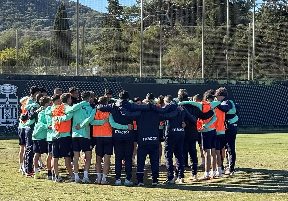 Jugadores y cuerpo técnico del Efesé se funden en un abrazo en el último entrenamiento.