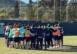 Jugadores y cuerpo técnico del Efesé se funden en un abrazo en el último entrenamiento.