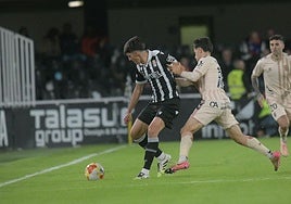 Fidalgo protegiendo el balón.