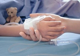 Una menor recibe atención médica.