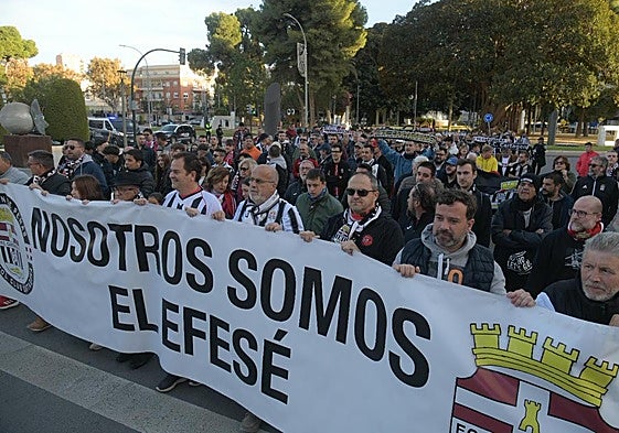 Aficionados del Cartagena durante la protesta que han realizado este domingo.