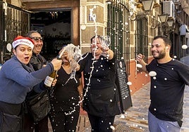 Los trabajadores del Bar Pico Esquina, en Cartagena, celebran un premio de la Lotería de Navidad.