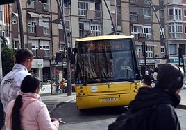 Un autobús de pedanías afectúa una parada en la plaza Circular.