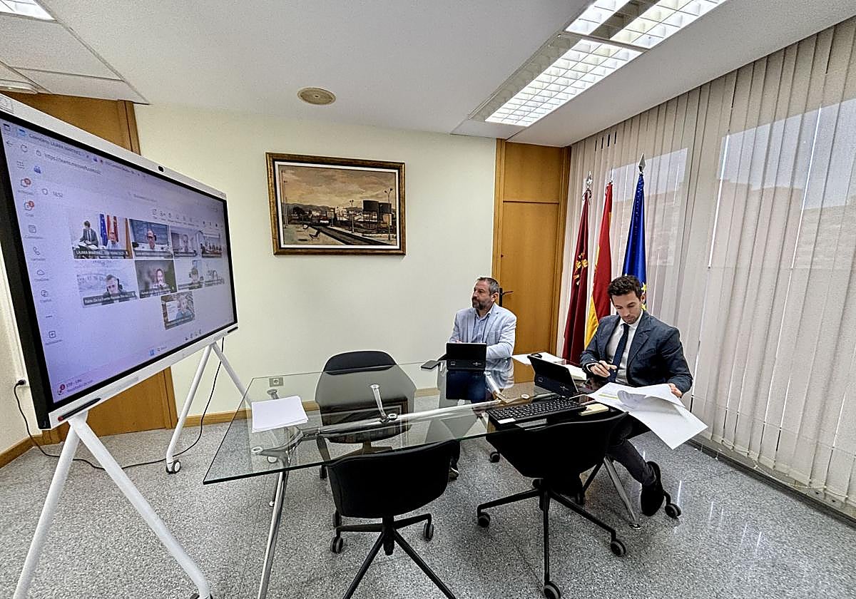 El secretario general de la Consejería de Fomento, José Francisco Lajara (derecha), junto a un técnico, durante la reunión este lunes de la Comisión Técnica de Murcia Alta Velocidad.