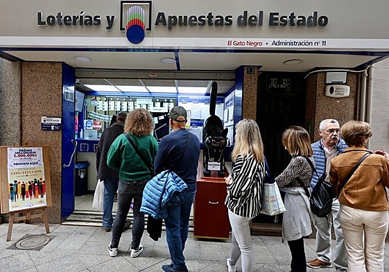 Un grupo de personas hacen cola en un despacho de loterías en Murcia, la pasada semana.