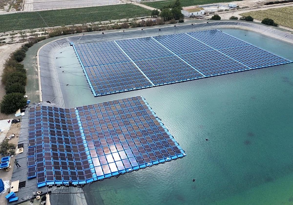 Vista aérea de la instalación de la plataforma flotante fotovoltaica en el embalse Elviras.