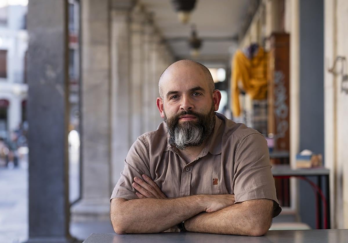 El historiador, escritor, montañero y comunicador asturiano Pablo Batalla reside con su familia en un pueblo de León.