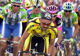 Marco Pantani lidera el pelotón durante la Vuelta a Murcia de 2002, una competición donde el ciclista italiano dejó una huella imborrable.