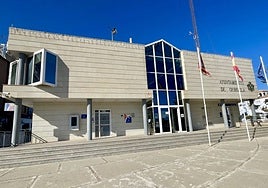 Puerta principal y exterior de la sede en la costa del Ayuntamiento de Orihuela.