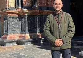 Daniel Muñoz en la puerta principal de la basílica de la Vera Cruz.