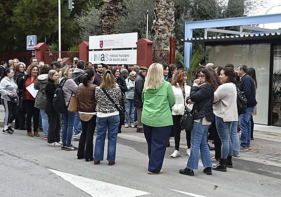 Asistentes a la concentración celebrada este lunes en la sede del IMAS.
