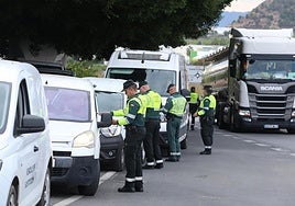 Los agentes de la Guardia Civil, este lunes, controlando las furgonetas.
