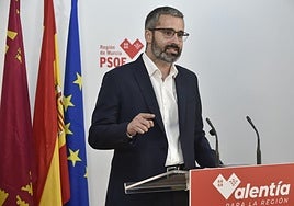 El secretario general del PSRM, Francisco Lucas, durante la comparecencia de este lunes.