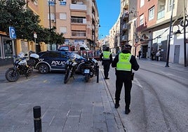 Agentes del operativo permanente de seguridad patrullan por la calle Ortega Melgares del barrio de San Cristóbal.