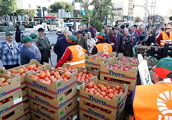 Miembros de UPA de Almería reparten hortalizas como protesta contra el acuerdo UE-Marruecos, en el año 2012. El rechazo del sector es continuo.