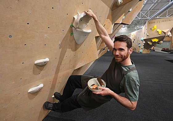 Salvador Martínez junto a su plato ganador del CreaMurcia en el rocódromo, en el que se encuentra su restaurante.