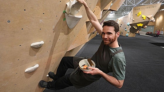 El chef murciano que brilla entre el rocódromo y los fogones del Altillo de Gud: «Llevo el mismo tiempo escalando que cocinando»