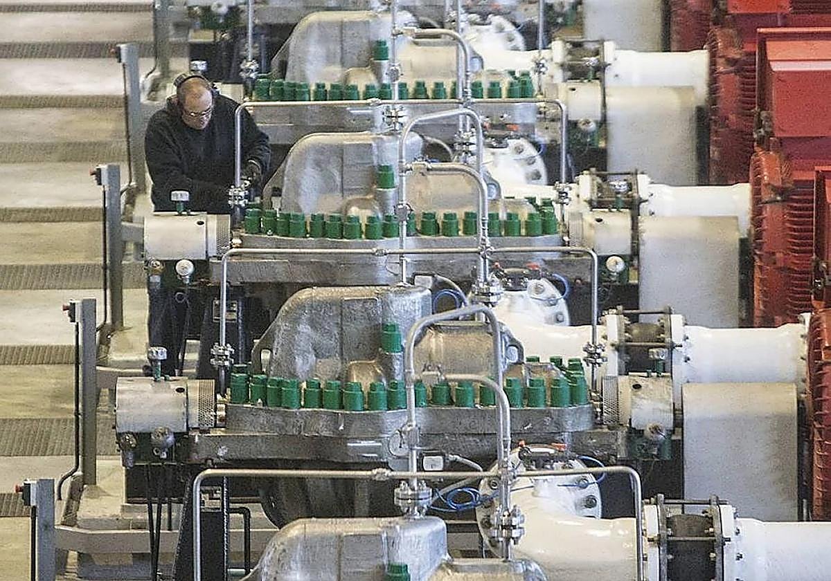 Interior de la desaladorade San Pedro del Pinatar.